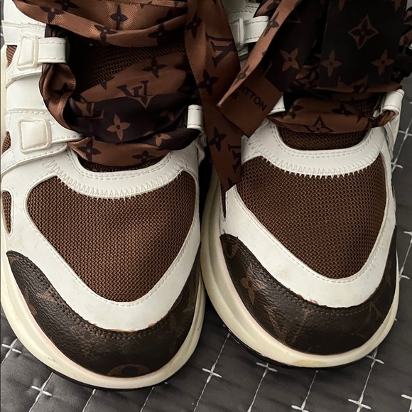 LVuitton Logo Ladies Hi Top Sneakers Size 11 Logo on Laces & Leather  see photos - Picture 7 of 8
